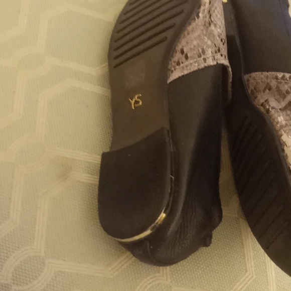 Yosi Samra flats, snake skin and black with a gold trim on the heels, size 7 - Picture 3 of 4